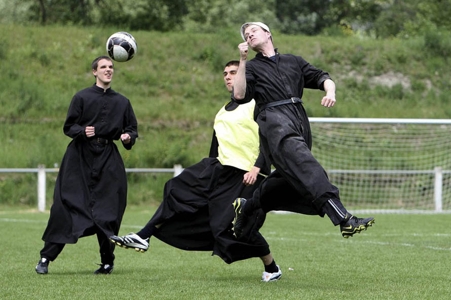 Navigating Priest Transitions: Tips for Parishioners and&nbsp;Clergy